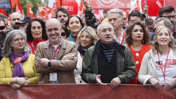 España es el único país en Europa que el dia de los trabajadores salen a manifestarse 11 ministros con los sindicatos, algo falla, alguien está engañando a esos trabajadores que la mayoría pese a trabajar no llegan a fin de mes, los están engañando.