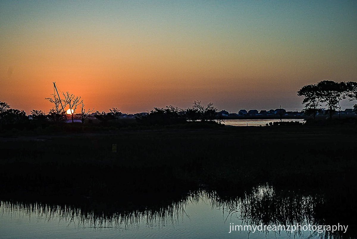 “Good morning mercy,You call me worthy Feels like the sun shining on my face Living's good, this side of grace I feel it working” Sunrise over Goat Island 5/2☮️ #thursdayvibes @EdPiotrowski @AndrewWMBF @LCWxDave @HammockCoastSC @LindaHayman8 @lorihuffer85715 @RealMartyT7 😎✌️☯️