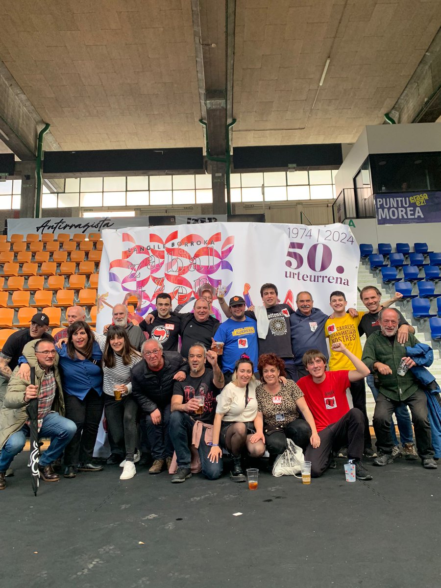 LABekin batera langile borroka zabaltzen dihardugun Bergarako Ezker Abertzaleko kidiok, atzo Iruñean egon giñen LAB-en 50. urteurrenian. 

Manifestazioan ostian Anaitasuna bete giñuan, ekitaldi politikoa eta jaialdi nazionalakin.

Gora maiatzaren lehena!
Gora langileon borroka!✊