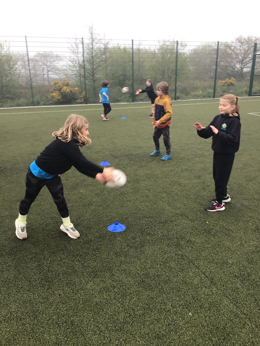 CarregHirfaen's tweet photo. Dosbarth Caio yn mwynhau sesiwn rygbi gyda hyfforddwr Scarlets. #llesCH #caioCH https://t.co/wvbVHU2GnJ