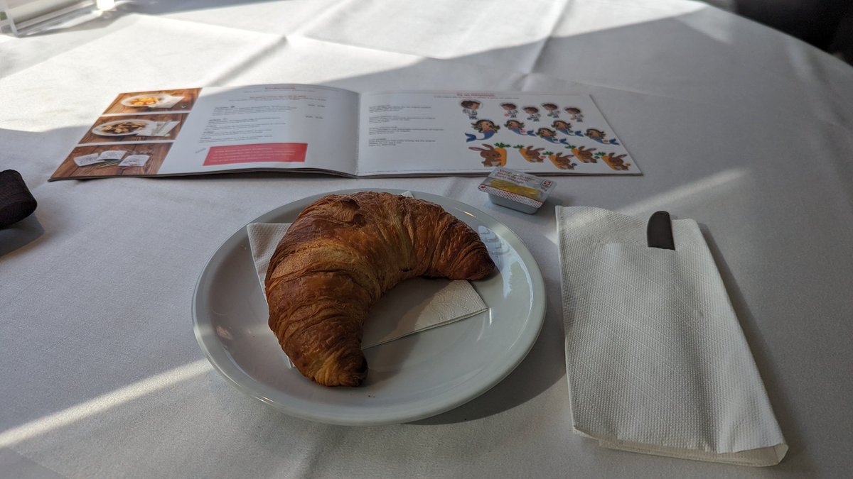 BPackersGuide's tweet photo. I've been gone for a while. Autch! I'm back with this tiny breakfast from the #SSB #DiningCar https://t.co/b34krmQaNc