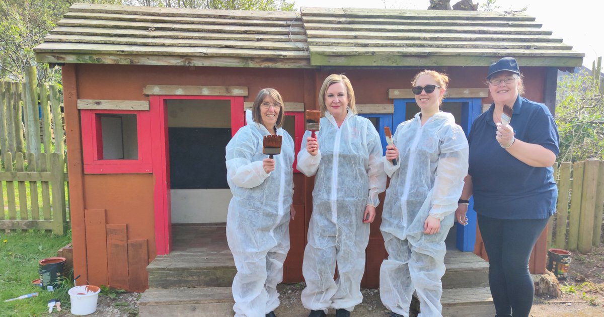 Paentio a phleidleisio 📷
A perfect opportunity (and perfect weather) to give a lick of paint to our outdoor play houses. This builds on the kind work of <a href="/SkyUK/">Sky</a> volunteers who repaired some of the floors in the houses during a day of volunteering last week. Diolch eto!