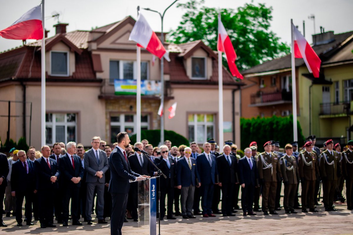 💬 Bezpieczeństwo Polski jest racją stanu. Jest nią również nasze członkostwo w NATO i UE. Wspominamy w tym czasie 20 lat naszego członkostwa we wspólnocie i dziękujemy tym, którzy przysłużyli się do tego wydarzenia. 🍀@KosiniakKamysz 📍Brzesko