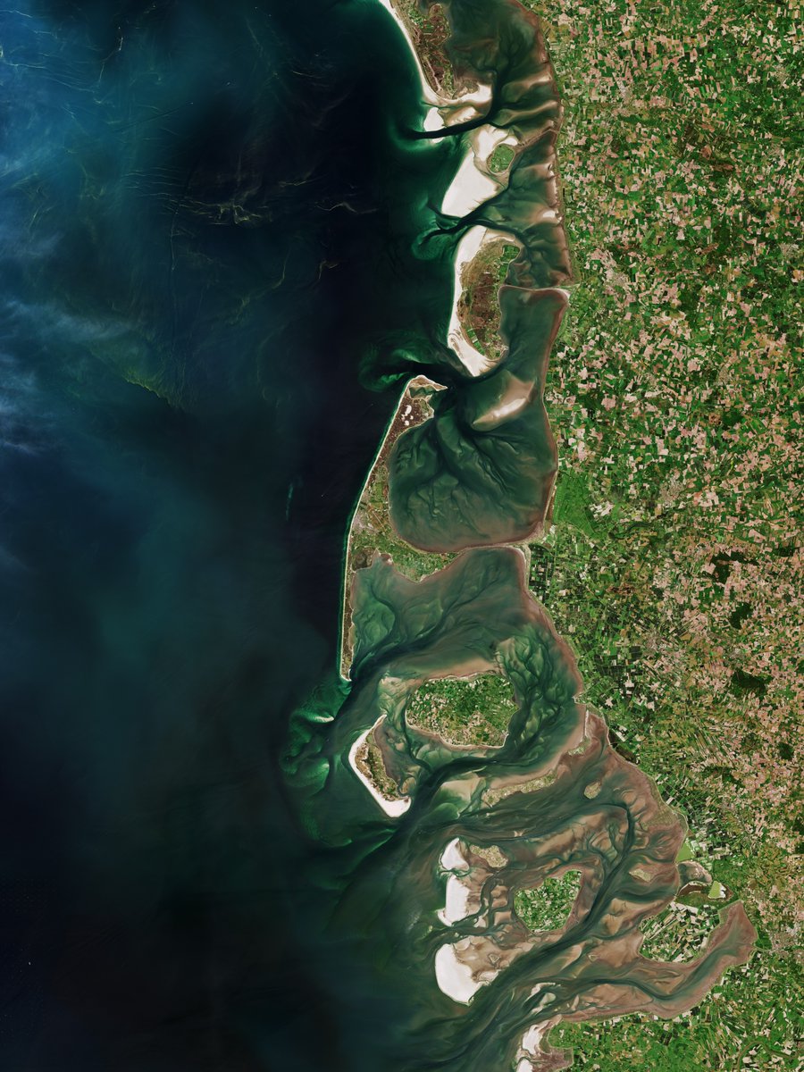 This image of the North Frisian Islands looks like it was painted with watercolours! Sylt is the largest island of the archipelago. A sandy beach stretches across the west coast, however it has begun to erode owing to storm tides. Sylt is connected to the mainland by the…