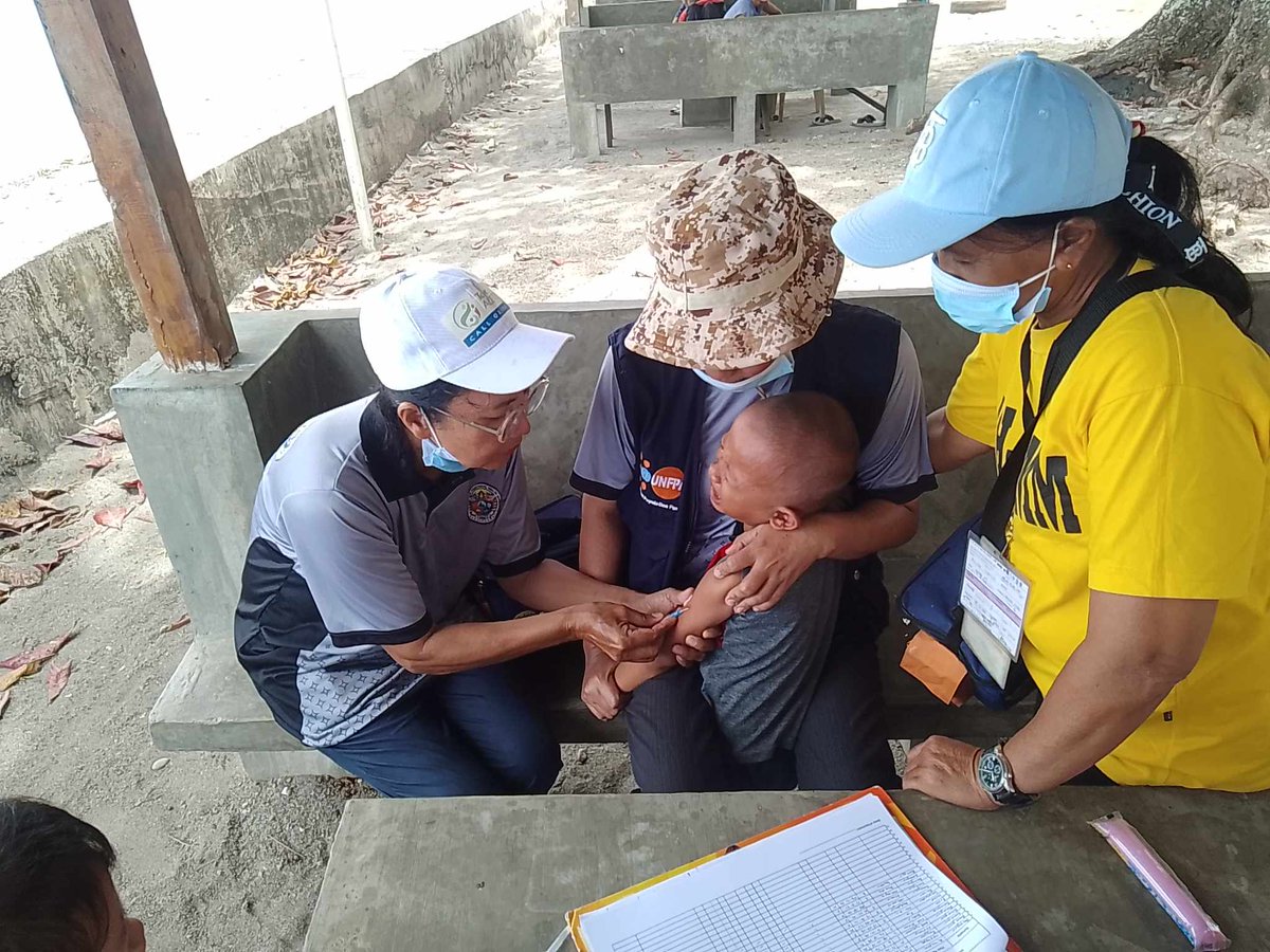 UNFPA & its partners are helping fight measles in BARMM! 75 Women-Friendly Space (WFS) facilitators are frontliners in the outbreak response, aiding vaccination efforts of @MOHBARMM. The WFS are doubling as vaccination centers in Datu Odin Sinsuat & Datu Saudi Ampatuan. (1/2)