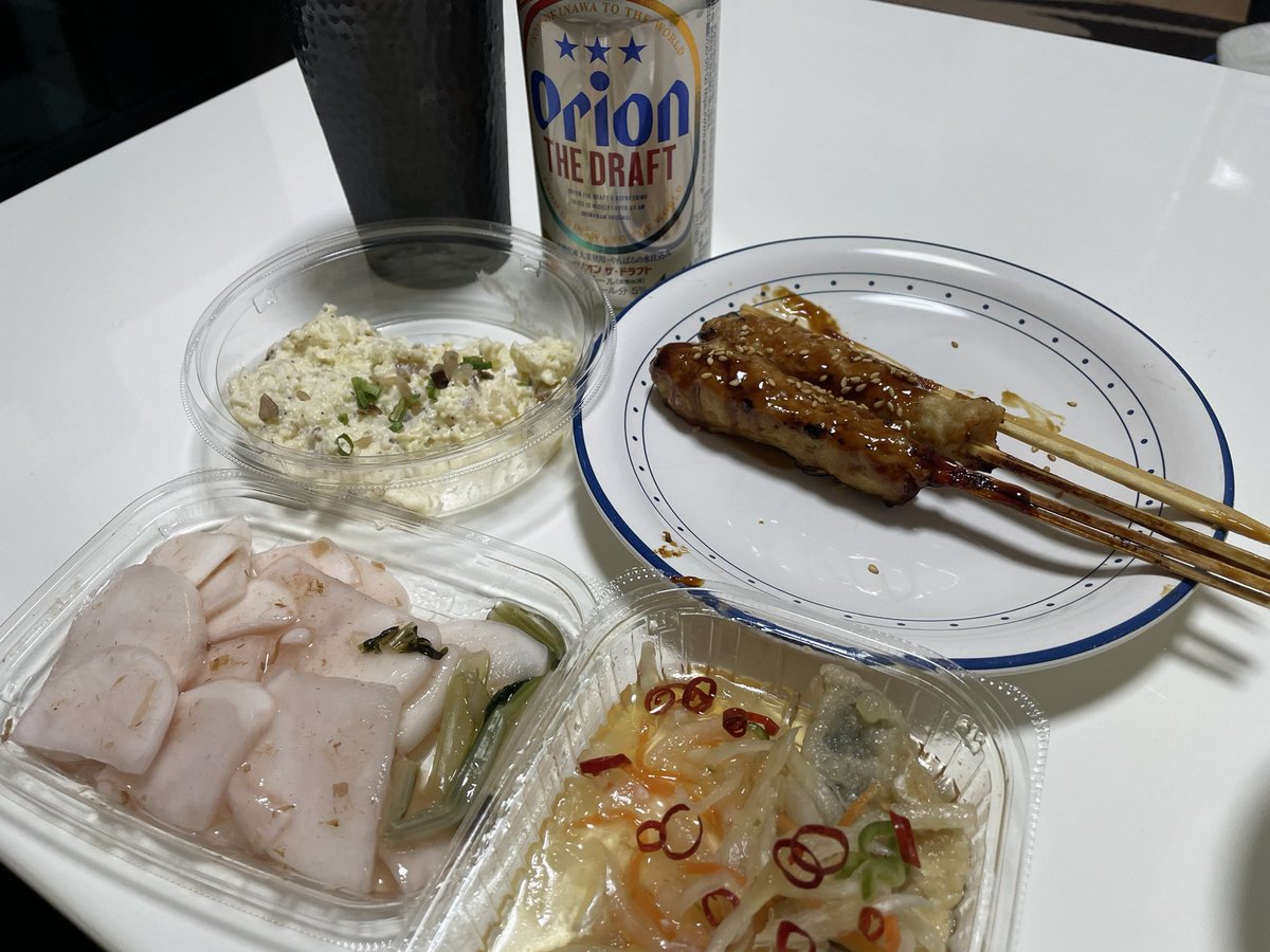 スーパーで買った半額の惣菜とオリオンビールで一杯やりながらコラビ時代のモトリーの「フーリガンズホリディ」を観ております。
何なんスか！このカッコよさは‼️
格好良過ぎてもうなんか困ります😅
ニッキーがカッコ良過ぎてどうにもならん。ムリっす😅殿堂入り🙆‍♂️🙆‍♂️🙆‍♂️
#MotleyCrue 
#モトリークルー