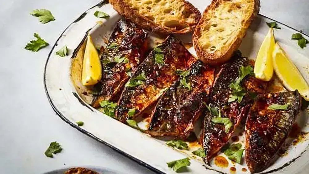 This piri piri mackerel recipe has a warming kick to it. The fish is sustainable and packed with healthy omeaga-3 not to mention being delicious. Recipes here >> buff.ly/2LllF1a 
#Fishmonger #Crouchend #Muswellhill