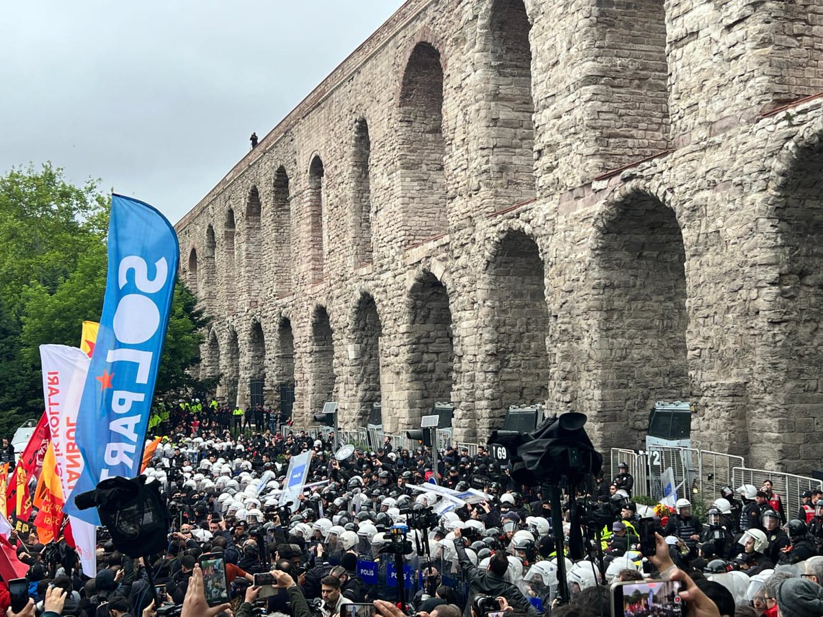 Saraçhane’den Taksim’e yürüme iradesi gösterenlere dair bazı meslektaşlarımızın yazdıklarını hayretle takip ettim. Oldukları yerin kibri insanları değiştiriyor, anlıyorum. Ama biz de bin yıllık sağcılıkla, muhalefeti ayıracak durumu çoktan geçtik. Had bilmek iyidir.