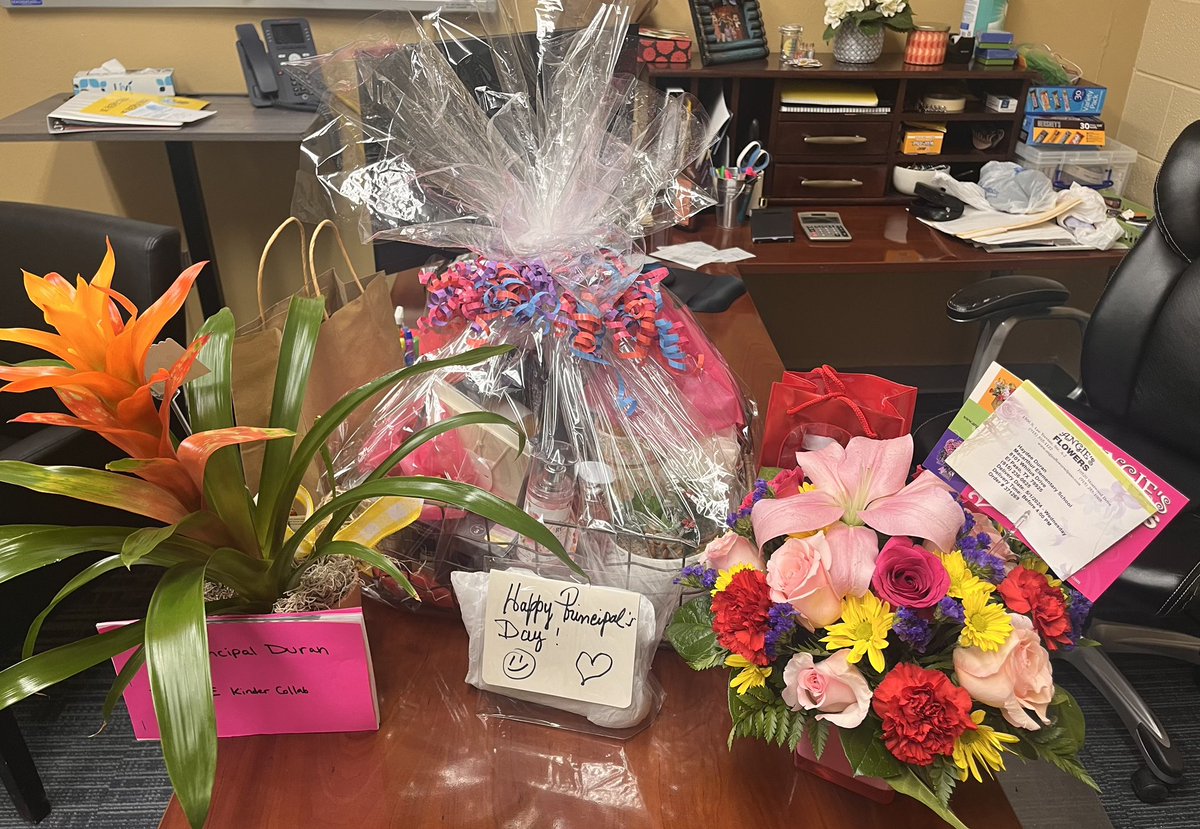 Celebrating our very special Principal <a href="/HDuranPK8/">Haydee Duran</a> Thank you for making a difference <a href="/MacarthurPonies/">MacArthur Ponies</a> 💕