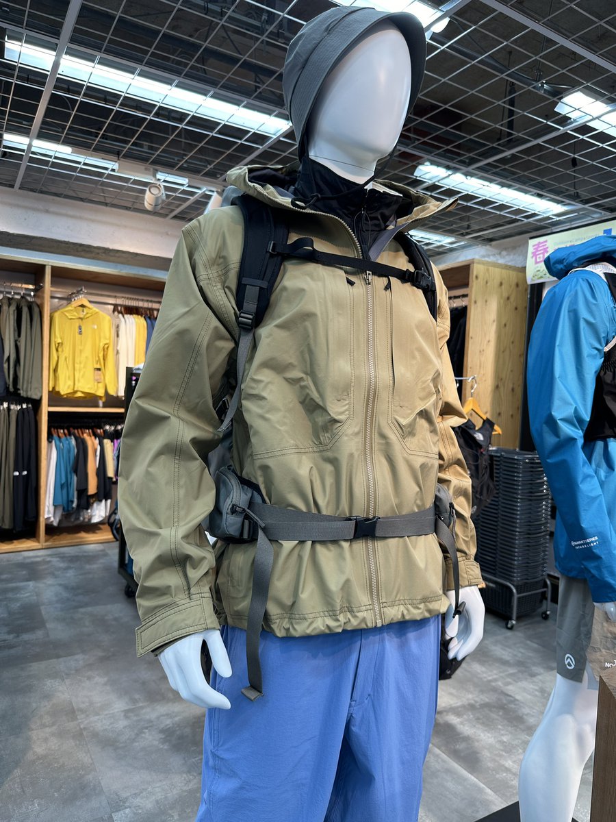 #石井スポーツ新宿西口店 THE NORTH FACEのHikers(ハイカーズ)シリーズをご購入の方対象に、通常10%還元のところ5月3日から5月6日までの4日間限定で15%ポイント還元に❗️ 対象商品に付いている札が目印です💡 『石井スポーツヨドバシ新宿西口店限定』になります‼️ 他の店舗では行っておりません⚠️