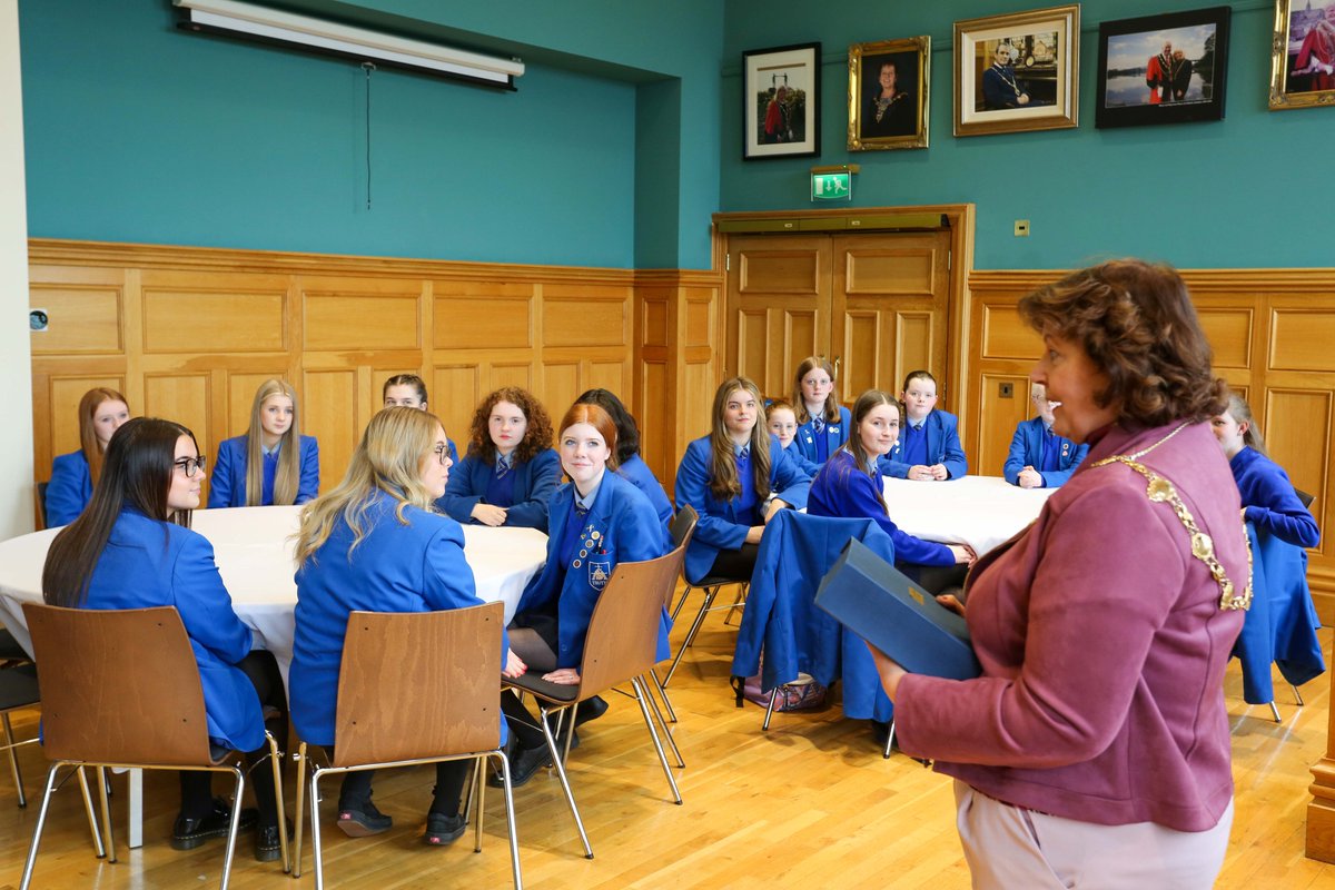I welcomed the lovely bunch of girls from the St Mary's College Choir into the Mayor's Parlour this week to celebrate their fantastic recent win of School Choir of the Year at Feis Ceoil 2024. 🎵Well done to every one involved with the choir.