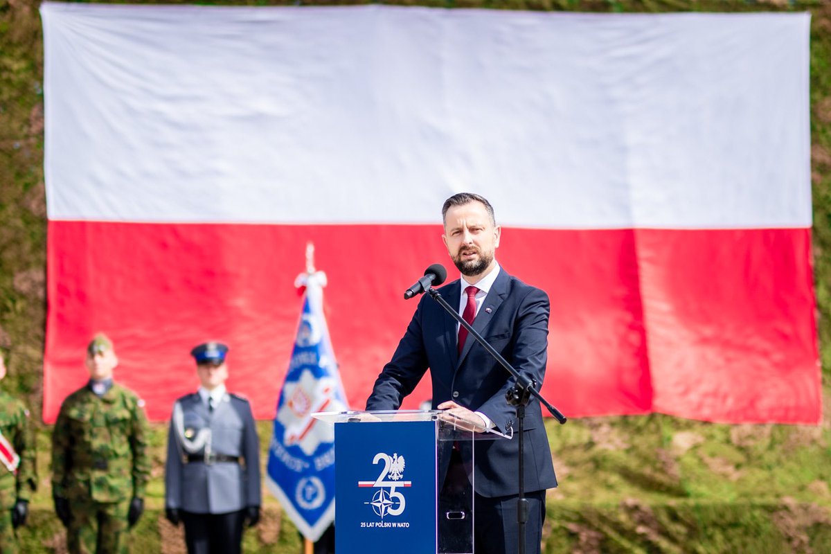 💬 Żołnierze #WojskoPolskie zawsze w niezwykły sposób traktują Polską flagę. Z dumą naszą na na ramieniu. Służą jej codziennie. Dziękujemy Wam za to. 🍀@KosiniakKamysz 📍Brzesko