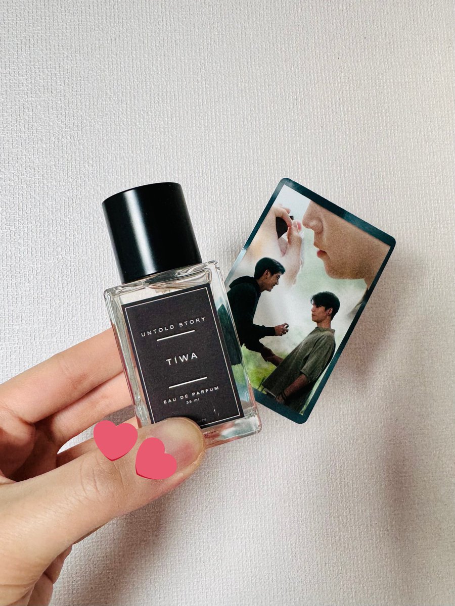 I always believe that perfume can reflect the personality of its owner. The Tiwa perfume is amazing. At first sniff, you may crinkle your nose due to its strong scent, but after a while, it turns sweet and comforting. This is very Mhok to me. 🥹💜🩵 #JimmySea #LastTwilightSeries