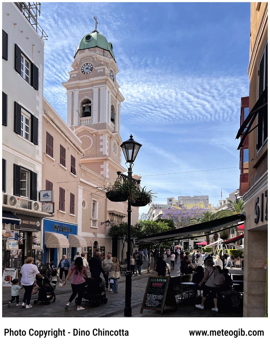#Gibraltar - 02/05 - another fab pic of those cirrus skies this morning, looking up #MainStreet - thanks to MeteoGib follower Dino @DinoChincotta