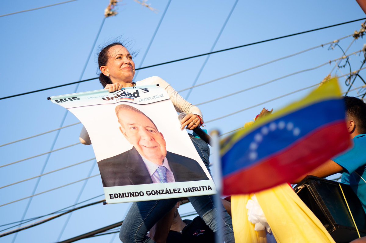 En esta imagen …. Hay CONFIANZA en ella Hay ENTREGA de ella Hay RESPONSABILIDAD de él Hay UNIDAD de propósito. Está imagen ES ESPERANZA! Esta imagen ES la DECISIÓN de un país de ser LIBRE! COMANDO DE CAMPAÑA: @ConVzlaComando LÍDER: @MariaCorinaYA CANDIDATO: @EdmundoGU