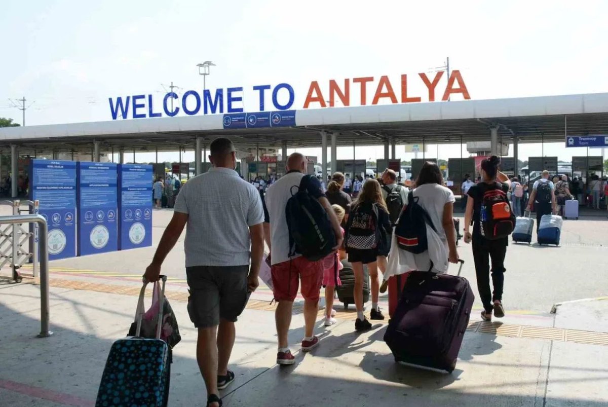 Antalya'dan yeni turizm rekoru. Yılın ilk 4 ayında 2 milyon 67 bin yabancı ziyaretçi ağırlayan Antalya tüm zamanların en iyi başlangıcını yaptı.