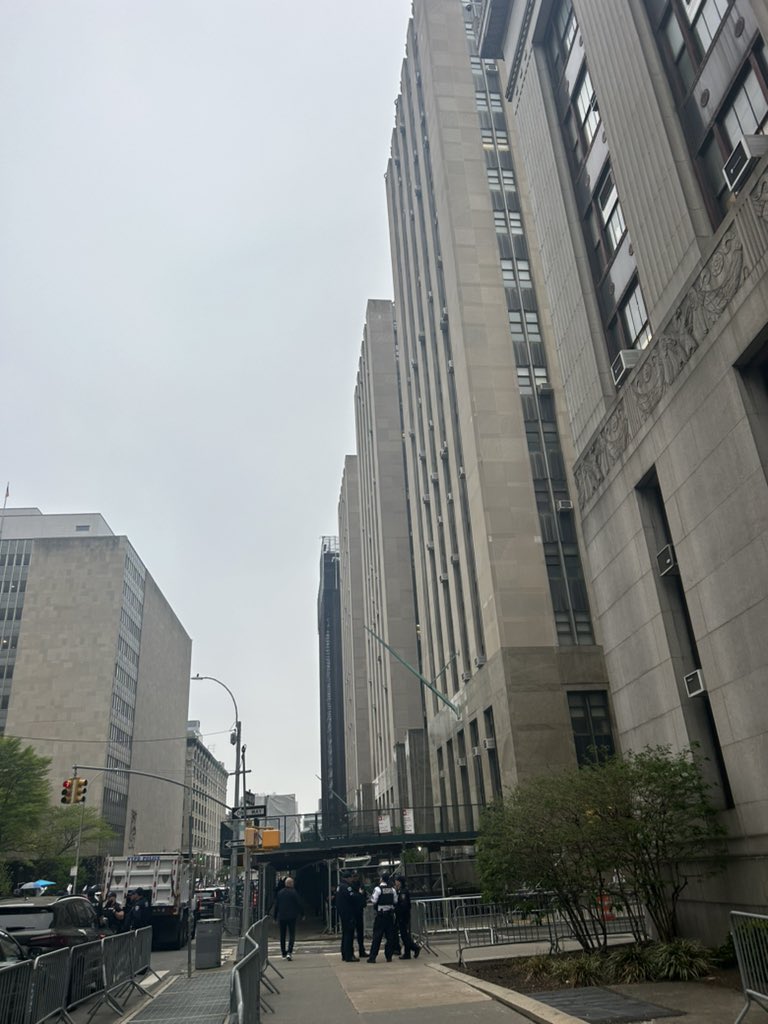 It’s a foggy, misty morning at 100 Centre St, where I’m waiting to enter the courtroom for Day 10 of Trump’s NY criminal trial. I’ll be reporting it all today, alongside @AnnaBower and Ben Wittes, for @lawfare. Join me! 🧵⚖️