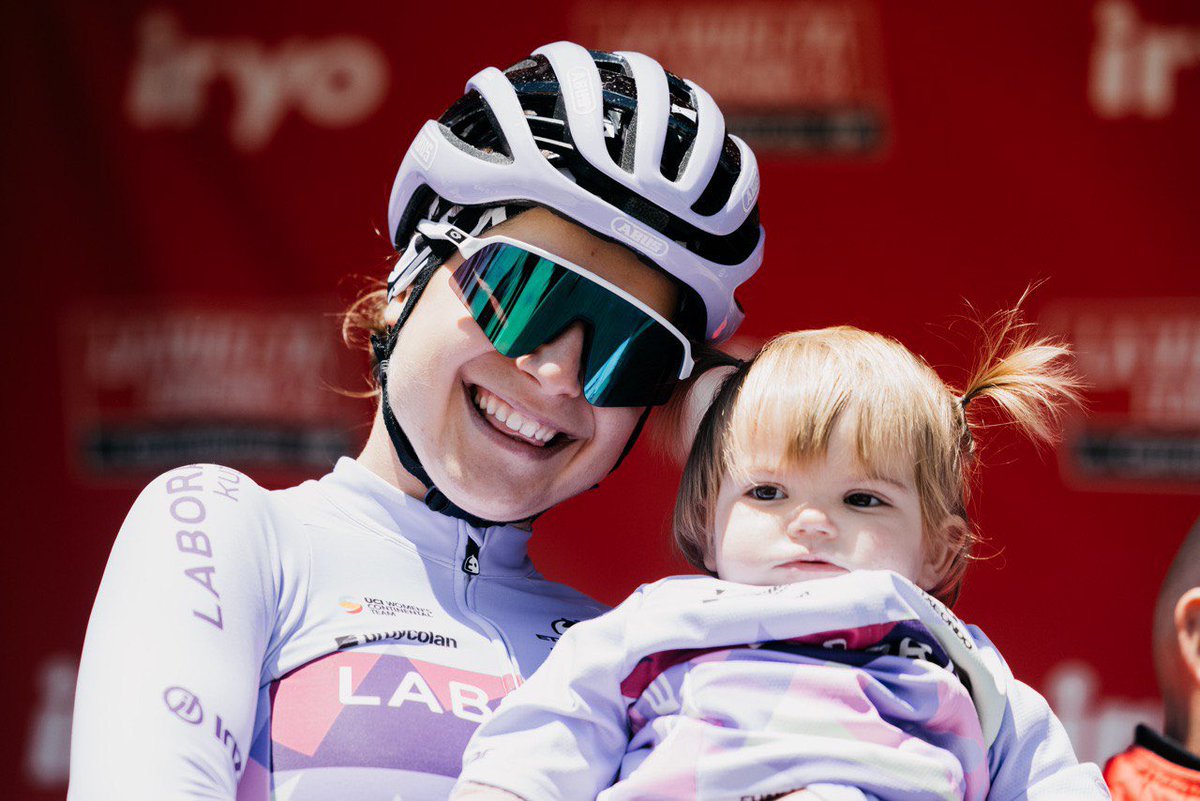 🥰And a new member of the team. ❤️ Y una corredora más en el equipo 📸 @AlexBerasategi #LaVueltaFemenina