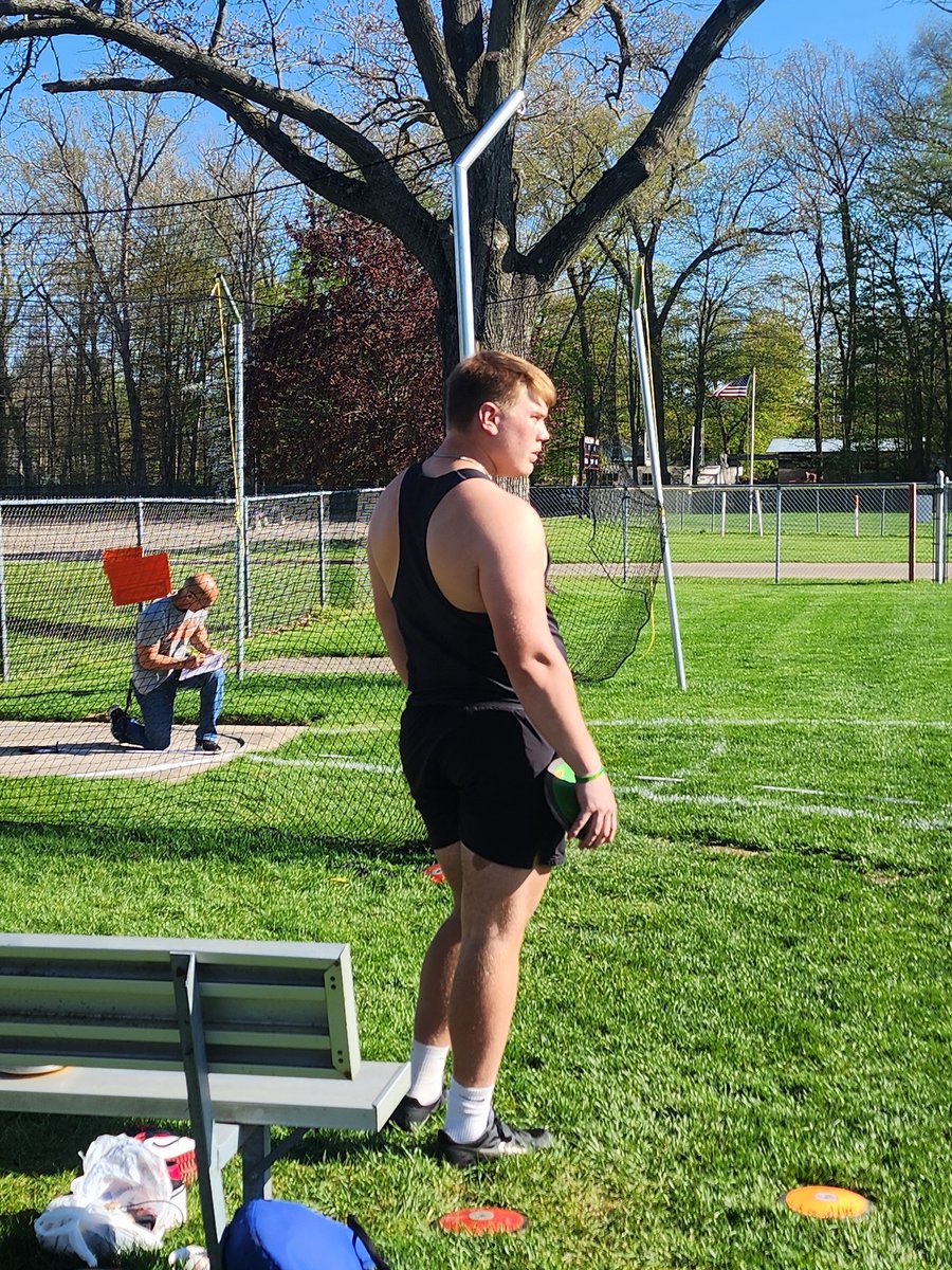 Track season, but I'm sure @sullyg74 is thinking about Football season! #nooffseason #OL #ALLIN 2026 OT 6'5 302 3.4gpa team captain 2yr. Varsity starter OL/DL