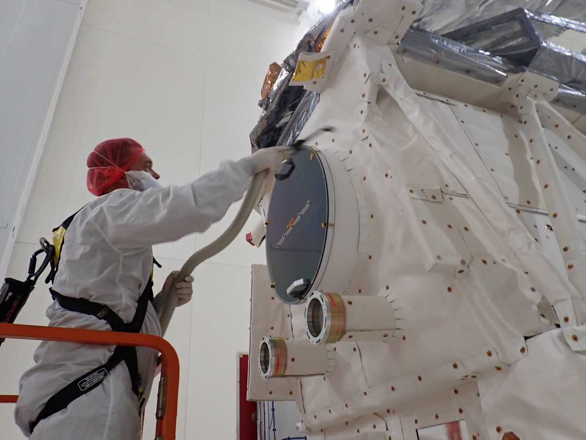 Household duties for the #EarthCARE team in California! The team has been busy prepping @esa's next Earth Explorer satellite for launch - one of the activity includes carefully cleaning the spacecraft 🧹🛰️ In order to properly assess the cleanliness, the lights in the…