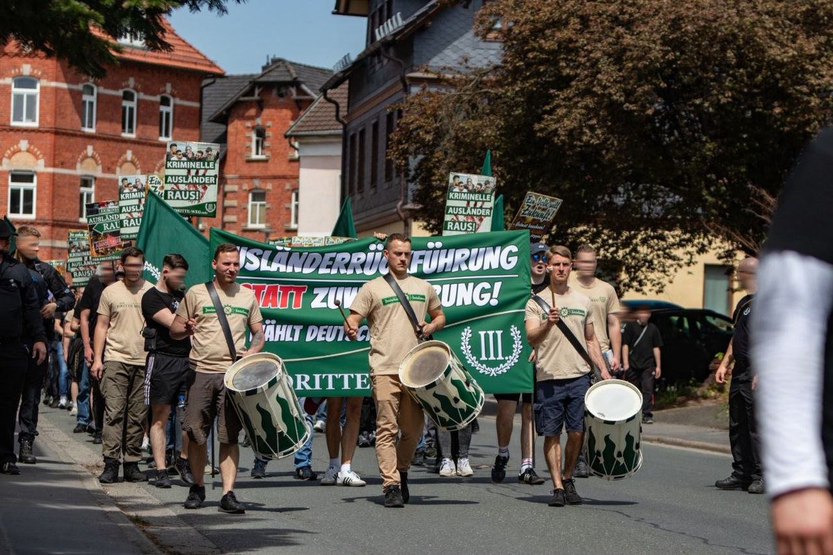 Bildergalerien zu unserer 1. Mai Demonstration in Sonneberg!
#DerDritteWeg #DerIIIWeg #3Weg #1Mai #ErsterMai #TagderArbeit 

Bildergalerie 1
flickr.com/photos/1882566…

Bildergalerie 2
flickr.com/photos/1623005…