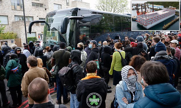 Protester slashing tyres of the coach sent to pick up illegal immigrants- Why aren’t you attending & arresting these criminals @metpoliceuk @JamesCleverly why is this allowed?