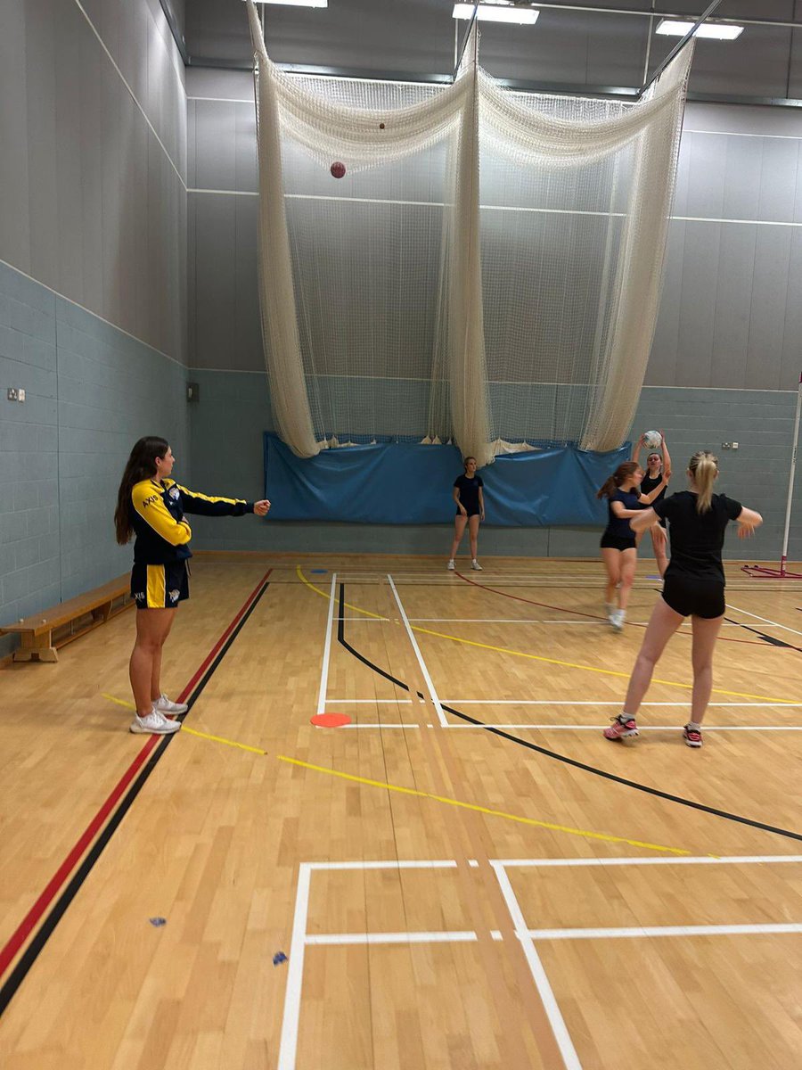 Last night @Celynemanuelx and @AmyBraithwaite7 visited @ClubWakefield to help out with a coaching session for their juniors. Don’t forget we will be back in Wakefield next week for the Rhinos Roadshow with @GevaMentor ➡️ tickets.rhinosnetball.co.uk