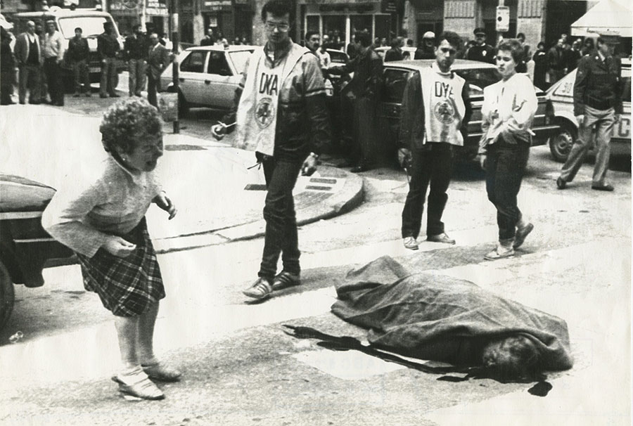 #TalDíaComoHoy de 1986 #ETA asesinó en #SanSebastián a Enrique Moreno, un jubilado de 71 años. Su hermana bajó a la calle: 'Salté el cordón y le vi allí, en un gran charco de sangre, luego dirán que se han equivocado'. Efectivamente lo dijeron. HILO ⤵️