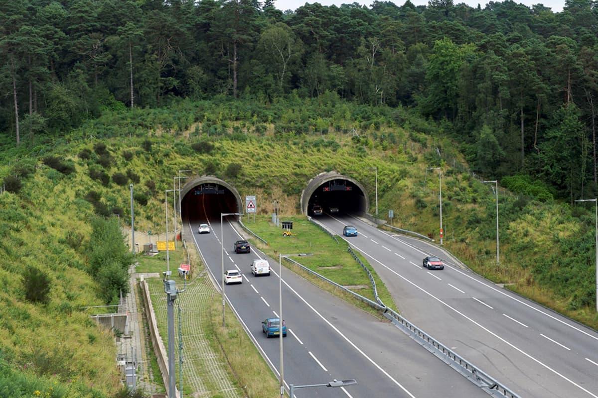 Hindhead Tunnel technical problem results in closure with drivers facing long delays portsmouth.co.uk/news/traffic-a…