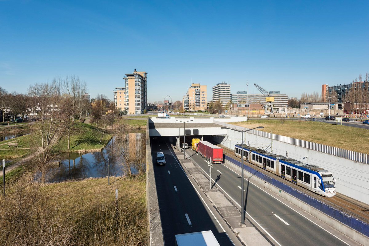 De afsluiting van de #Vliettunnel richting de #A4 in combinatie met de meivakantie zorgt voor extra drukte in @Gemeente_LV. Volg de aangegeven omleidingsroutes, pak de fiets of kies voor het OV! Kijk op zuidhollandbereikbaar.nl/reizigers/nieu… #Sijtwendetunnel @ZH_Bereikbaar