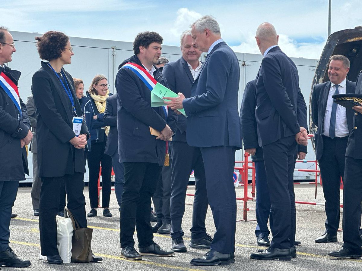 À l'arrivée de Bruno Le Maire à #SaintNazaire, je lui remets des courriers des syndicats CGT et CFE-CGC de l'usine d'éoliennes en mer GE de #Montoir.
Ils attendent des engagements fermes du gouvernement pour garantir l'emploi et l'avenir du site.