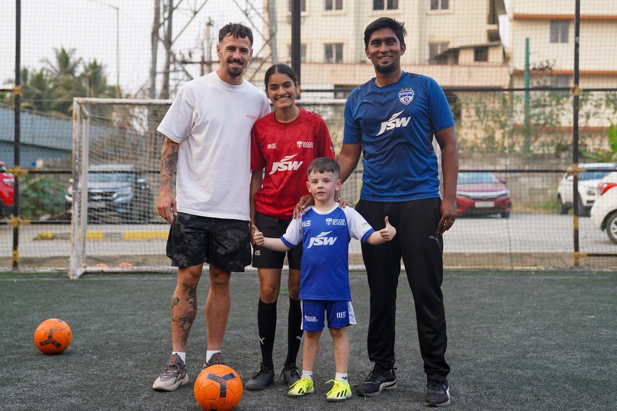 𝙋𝙧𝙤𝙟𝙚𝙘𝙩 𝙈𝙗𝙖𝙥𝙥𝙚 ⚡ Blues' winger Ryan Williams visited our BFC Soccer Schools center at BFT as his son Ziggy began his football journey under the watchful eyes of our youth coaches. 😍 #WeAreBFC #YouthDevelopment #HappyFeet