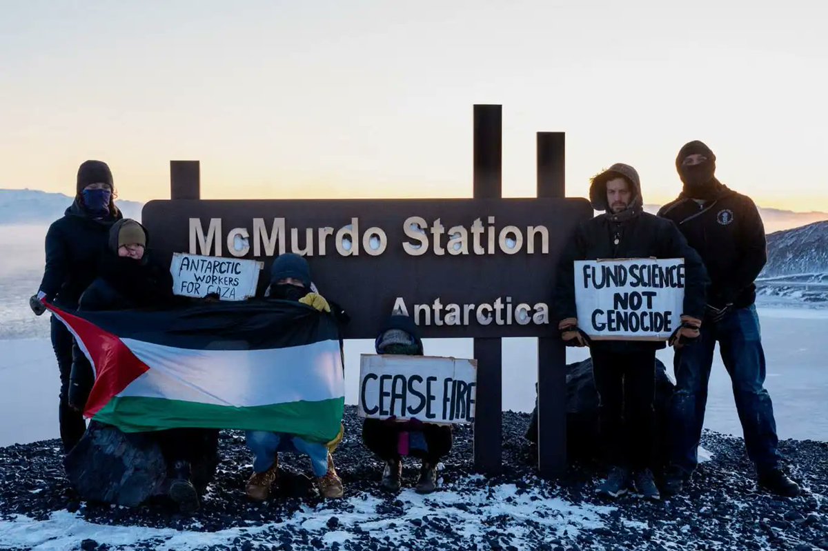 🇦🇶 Filisitin’e destek gösterileri Antarktika’ya kadar uzandı!

📌 Antarktika'daki McMurdo İstasyonu'ndan işçiler, Filistin bayrağı ve 'Soykırıma değil bilime fon sağlayın', 'ateşkes' ve 'Gazze için Antarktika işçileri' yazılı pankartlarla Filistin’e desteklerini ifade ettiler