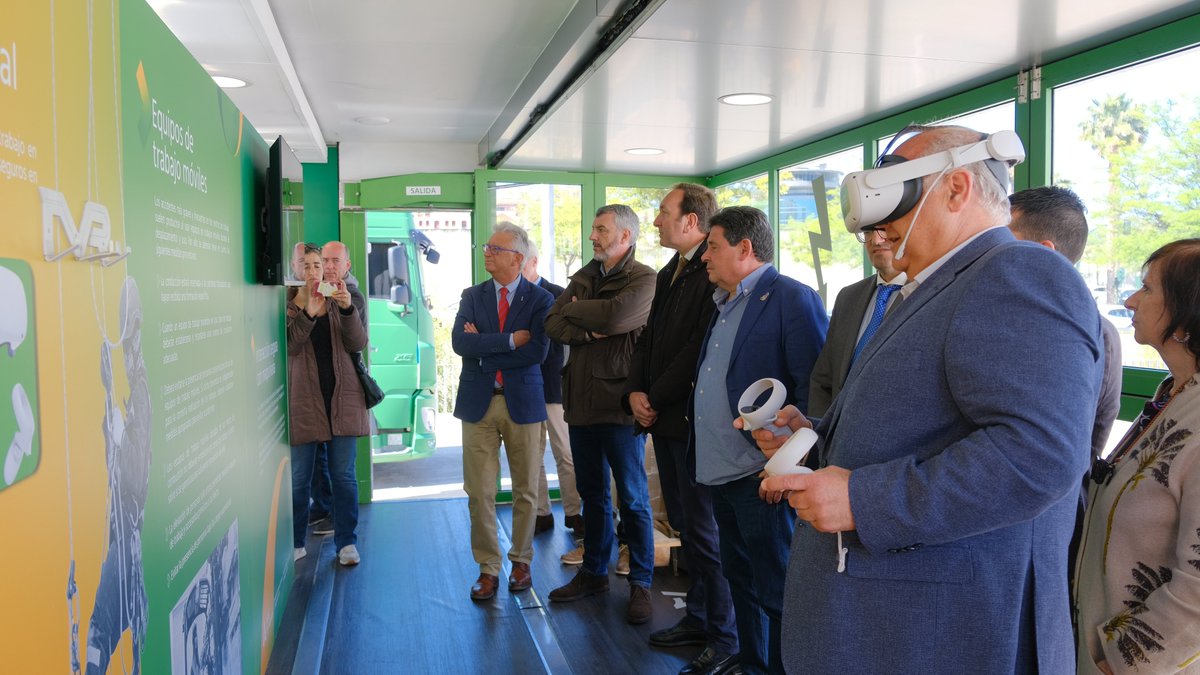 🚍 La unidad móvil de prevención de riesgos de la Junta ha realizado su parada central hoy en el Parque.

El delegado de @EmpleoJunta @javinarila ha visitado la unidad acompañado por el director del Parque, Luis Alcalá.
#prevención #culturacientífica #educaciónparque