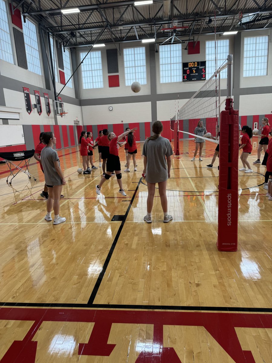 Thank you @CoachJGrams @WCLadyHoops @ChurchillVB for coming out to work with our 6th grade athletes! They really enjoyed learning from you and the Churchill athletes! Thank you so much!! #IKEon3FAMILYon6 #ACE @bloomer_sa @CoachNateShaw