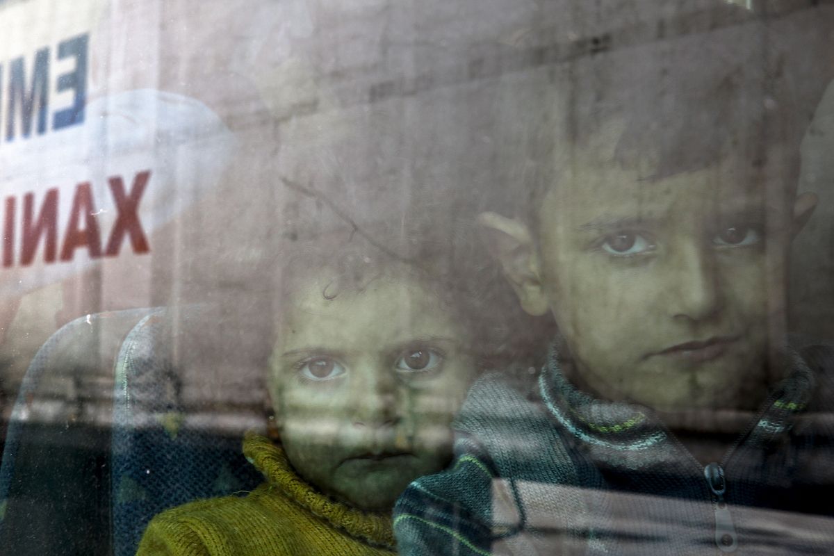 📌Kayıp 50 bin göçmen çocuk ◾️Avrupa’da 2021 ile 2023 yılları arasında 50 binden fazla refakatsiz çocuk göçmenin kaybolduğu tahmin ediliyor. ‘Lost in Europe’un raporuna göre bu çocuklardan Avrupa’ya ayak bastıktan sonra haber alınamadı. ozgurpolitika.com/haberi-kayip-5…