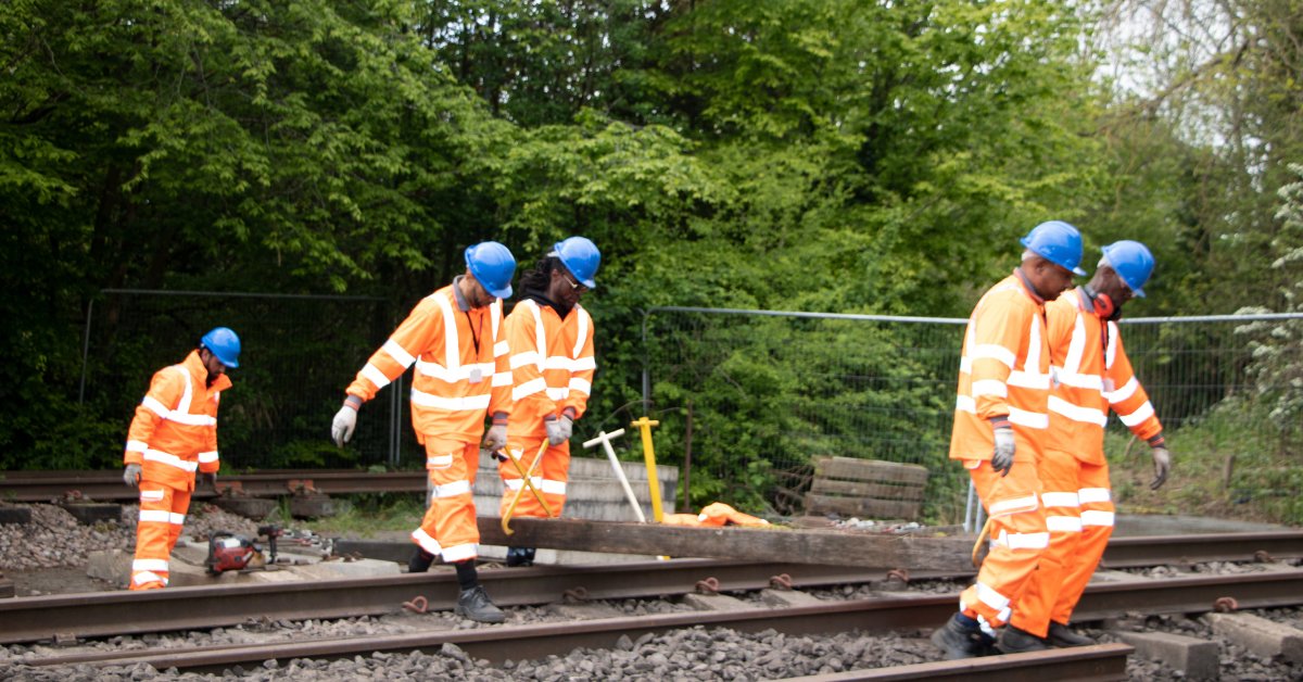 Mayor inspires Rail Engineering students as he shares his experiences of working on London transport:bit.ly/4aZ7xHM @NCCEpping_ #LondonTransport #EngineeringInspiration #StudentExperience #MayorVisit