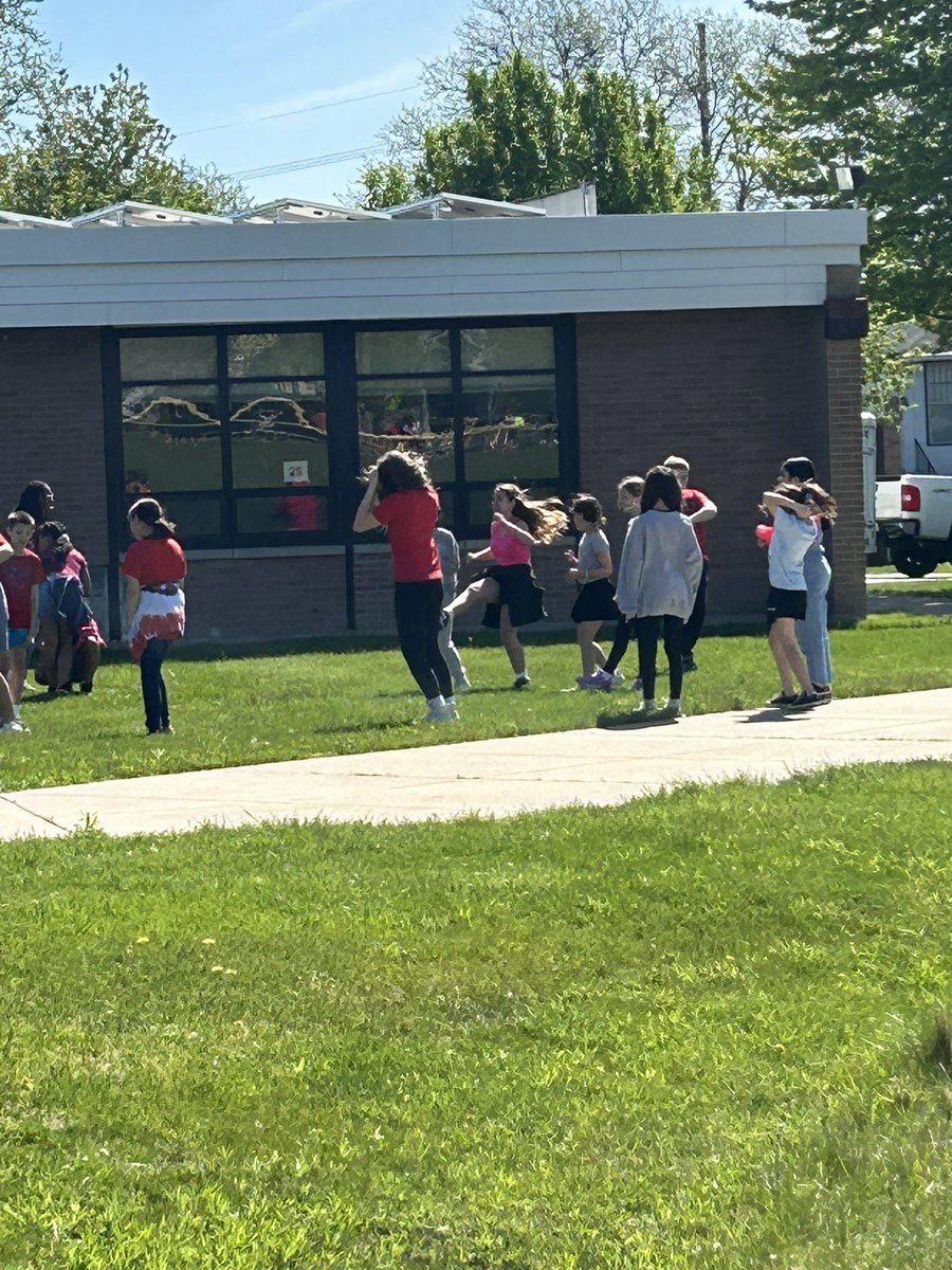 D61Wellness's tweet image. More Project Aces fun!!!  Relay Races and Dance Party!!!  @D61Lace @DarienSD61