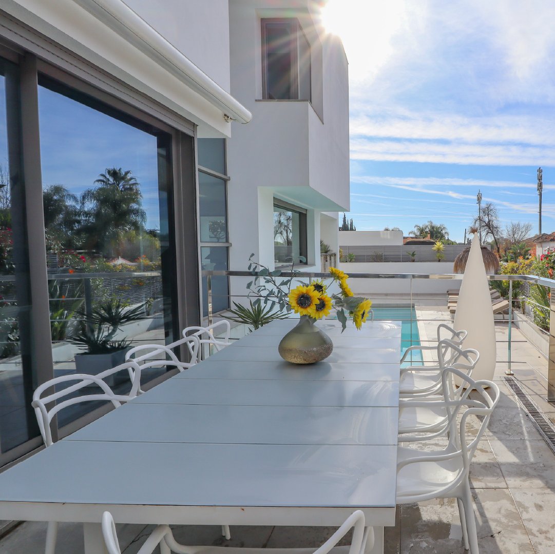 🇬🇧 Four-bed contemporary villa located in #Marbella's, #Nagüeles, a well-established and exclusive residential area on Marbella´s Golden Mile, within a short drive to the center of Marbella and Puerto Banus, international schools, the Hotel Puente Romano and the #MarbellaClub.