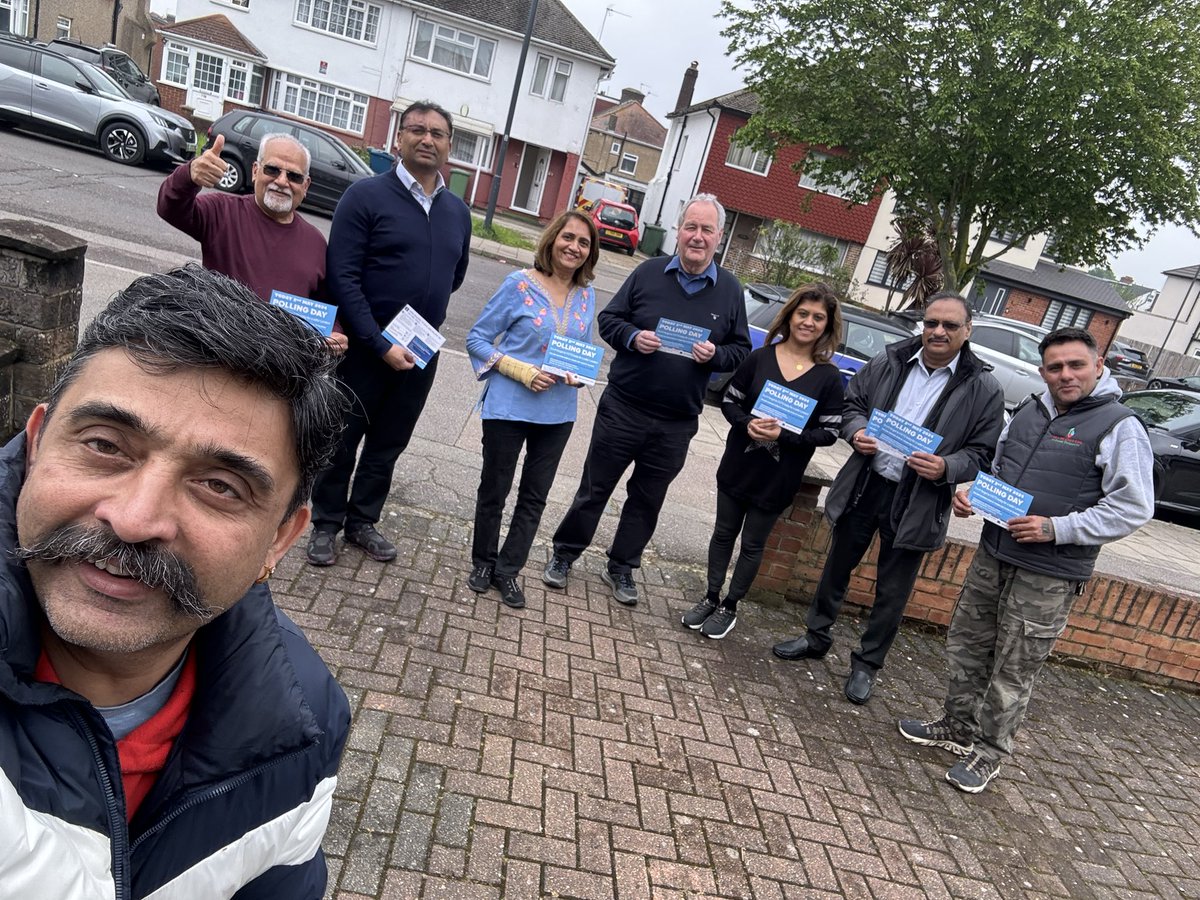 One of many teams reminding residents to vote for @Councillorsuzie @StefanVoloseni1 & @Conservatives in London elections in #Harrow today #SaferWithSusan #EndULEZexpansion #StopPayperMile