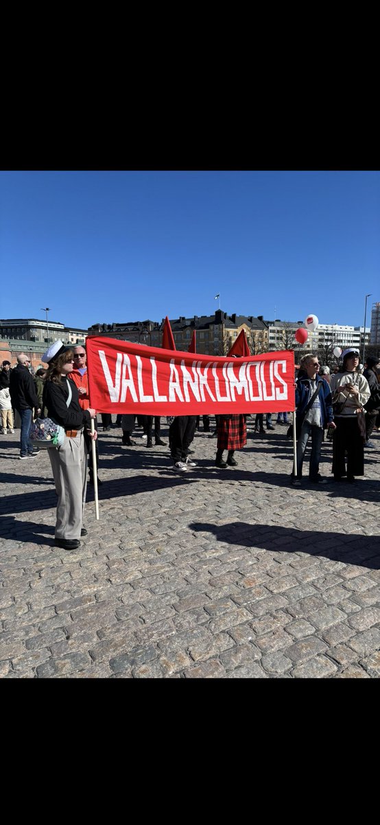 Täällä on kysytty, miksi tällaisen kyltin heiluttaminen ei täytä valtiopetoksen tunnusmerkistöä. Minä voin vastata. Tekijöiden henkinen (ja muukin) kapasiteetti huomioon ottaen kyseessä on kelvoton yritys, josta ei rangaista.