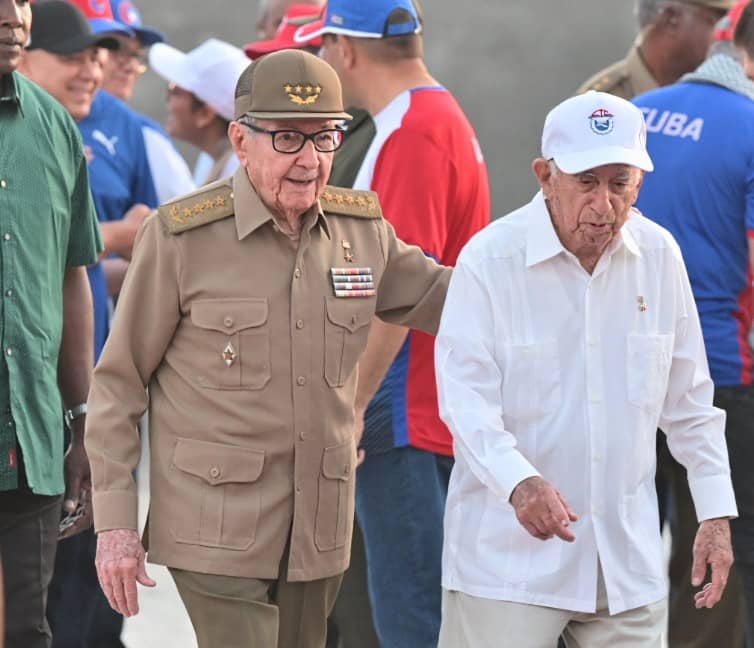 Histórica foto 1ero de Mayo de 2024 #Cuba #PorCubaJuntosCreamos Felicidades a estos dos grandes de la historia @PartidoPCC @DiazCanelB @DrRobertoMOjeda