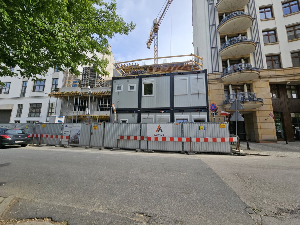 BAJLANDO1515's tweet photo. Ulica Niecała w stolicy. Patodeweloperka buduje i wiecie czemu nie krzyczy tutaj @JanSpiewak ? Bo buduje jego teść. Taki to aktywista z niego. https://t.co/eccwoePCj3