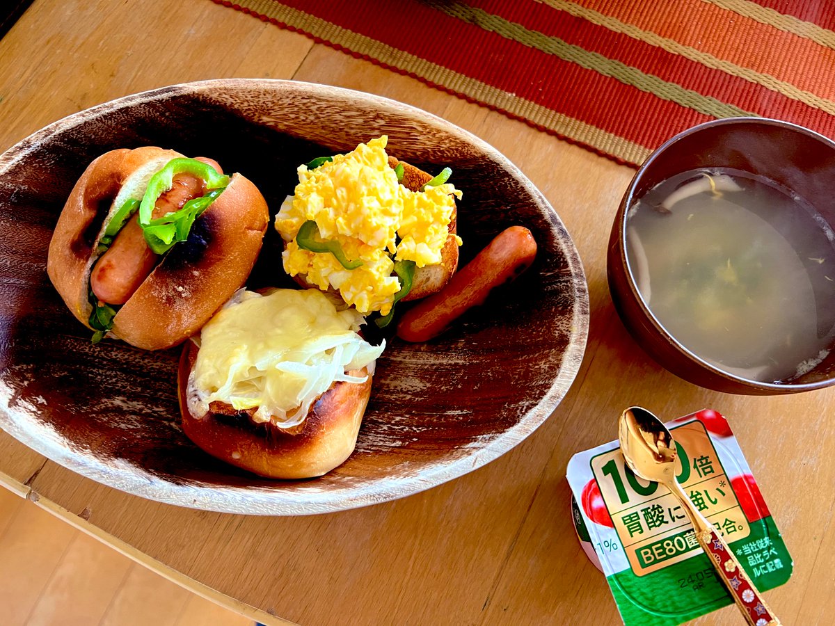 2024.4.30.火
昼ご飯担当

ロールパンサンド
　たまごサラダ
　ソーセージ
　玉ねぎマヨチーズ
たまごスープ
ヨーグルト

玉ねぎマヨチーズは👇を参考にしました
cookpad.com/recipe/2686407

#おうちごはん
#料理記録
#献立
#今日のご飯何にしよう
#クックパッド