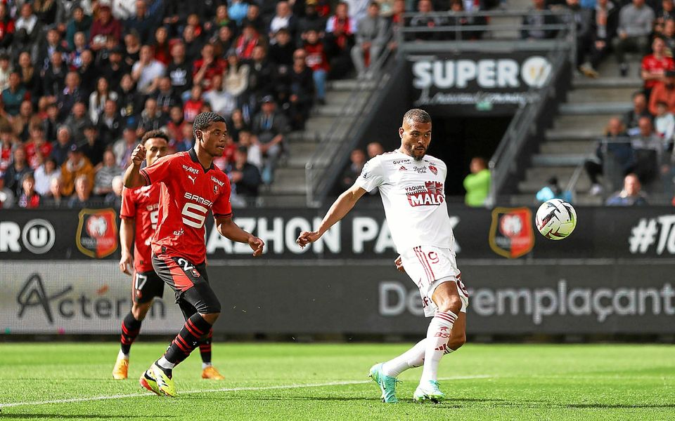 🔴⚫ Le point sur le groupe du Stade Rennais pour le déplacement à Metz ce samedi en Ligue 1. #FCMSRFC 🚑 Forfait : Nagida ❓ Incertains : Omari, Blas, Santamaria 🟥 Suspendu : aucun 🟨 Menacé de suspension à Reims en cas d'avertissement : Kalimuendo 🟨🟨 Suspendus contre Lens…