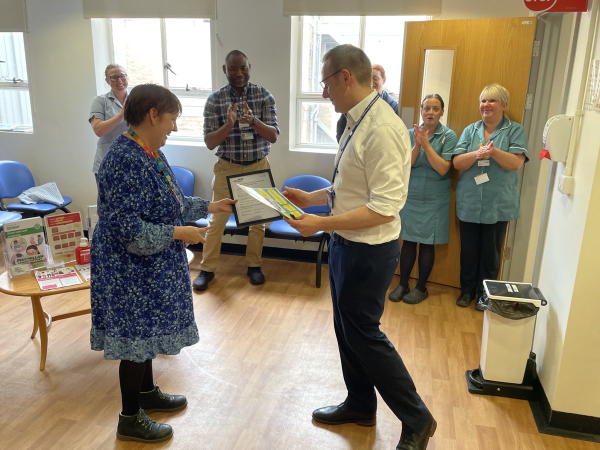 Congratulations to Consultant Rheumatologist Dr Jeremy Royle, who today received a Patient Recognition Award for his wonderful patient feedback!👏Thanks to Dr Durrani Head of Service and all of the team who gathered to celebrate together❤️ @sueburtonDCN @HoggJulie @Leic_hospital