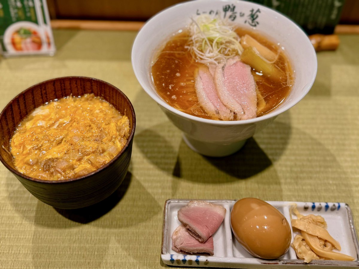 マックでチキンタツタのLLセットとチキンナゲットで週末満喫セットしてたら急遽ラーメン屋に呼び出された人の図