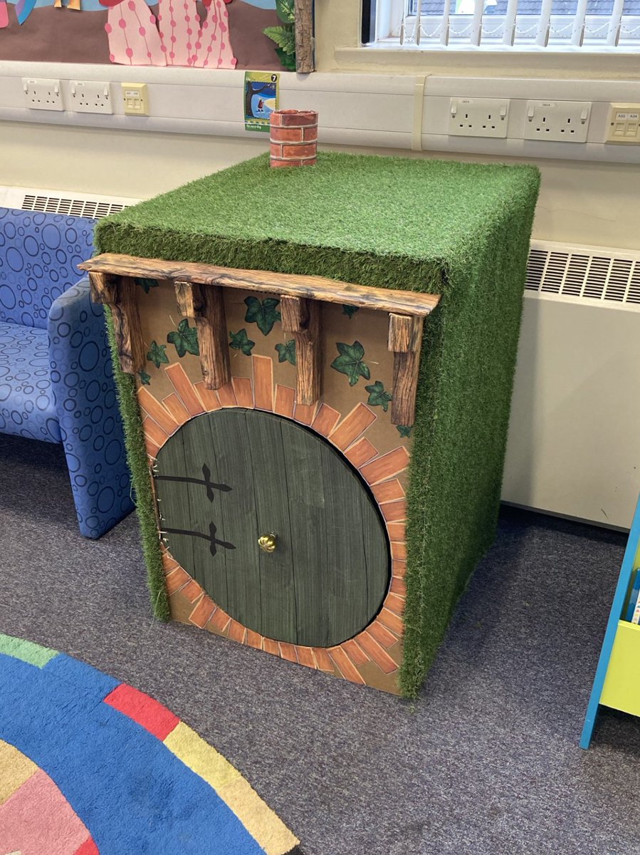 Dewch i ymweld â Thŷ Hobbit yn Llyfrgell Coed Duon! 🧙‍♂️🏰 Come and visit the Hobbit House at Blackwood Library!🧝🏻‍♂️🌋