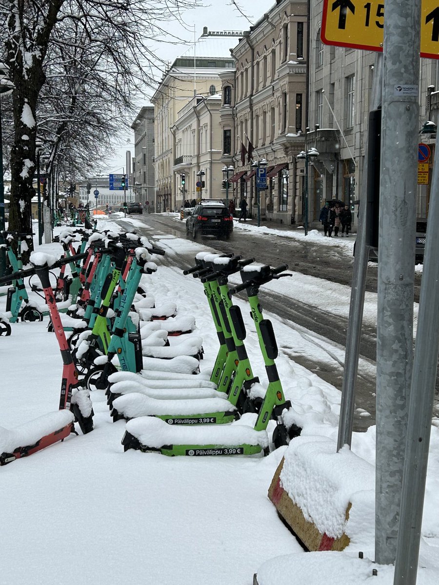 Vappuviikon LUONTOKUVASARJA, osa 4:

Lumi kuulemma tekee paluun. Tämä kuva on reilun viikon takaa Etelä-Espalta. Aivan hirveää. Haaveissani tässä olisi Napolin ilmasto, kukat tuoksuisivat, väki kävelisi pienissä vaatteissa. 

Maailmassa elinkelpoiset alueet on merkitty palmupuin.