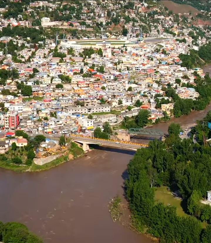 Its Domail Muzaffarabad, A rare scene both the rivers are at thier full swing...

Kon kon gaya hai Muzaffarabad(AJK) iss jagha.??

 #kashmirvalley #kashmirtourism #travel #river